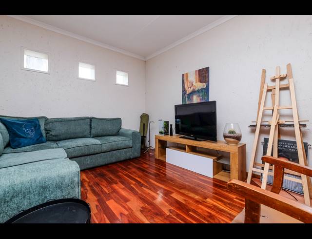 2 BEDROOM APARTMENT TO LET IN LONEHILL